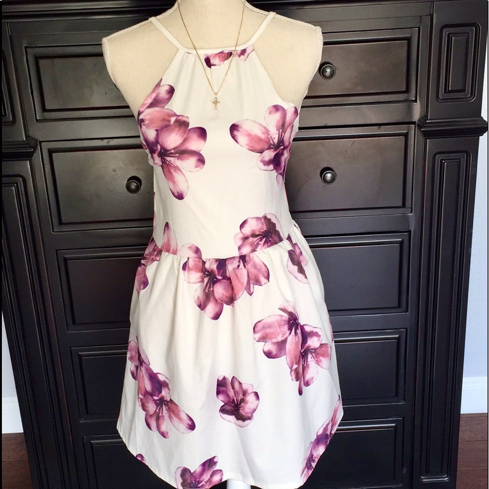 ❤️White Floral Dress❤️ - Picture 2 of 5
